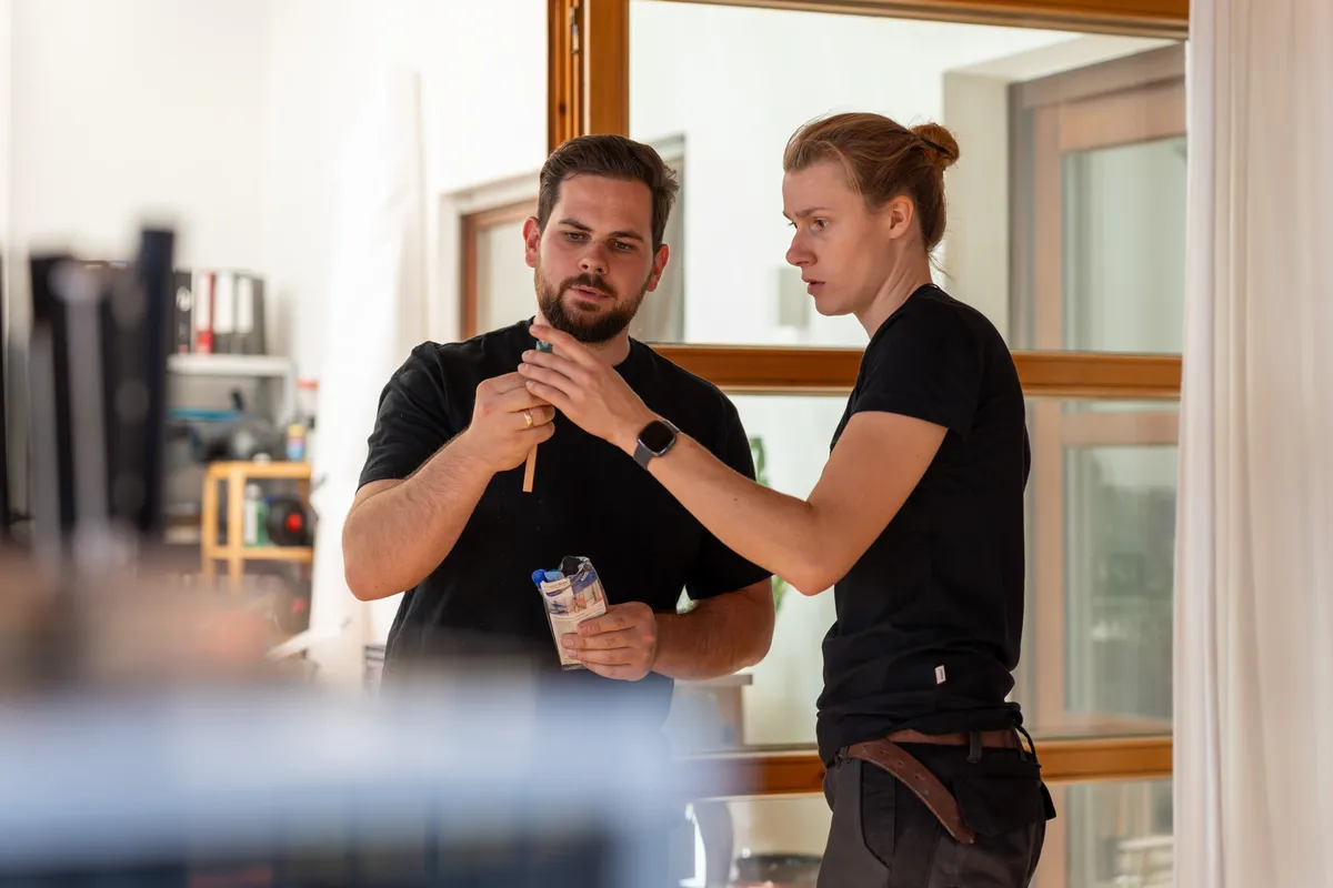 Lucas und Stefanie begutachten gemeinsam ein Werkstück
